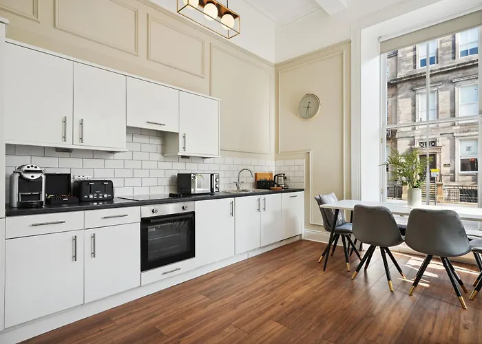 Elegant 2 Bed Blythswood Apartment