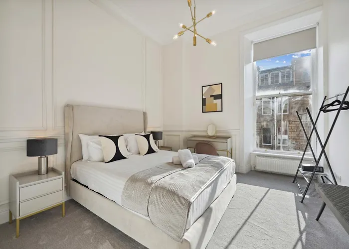 Elegant 2 Bed Blythswood Apartment