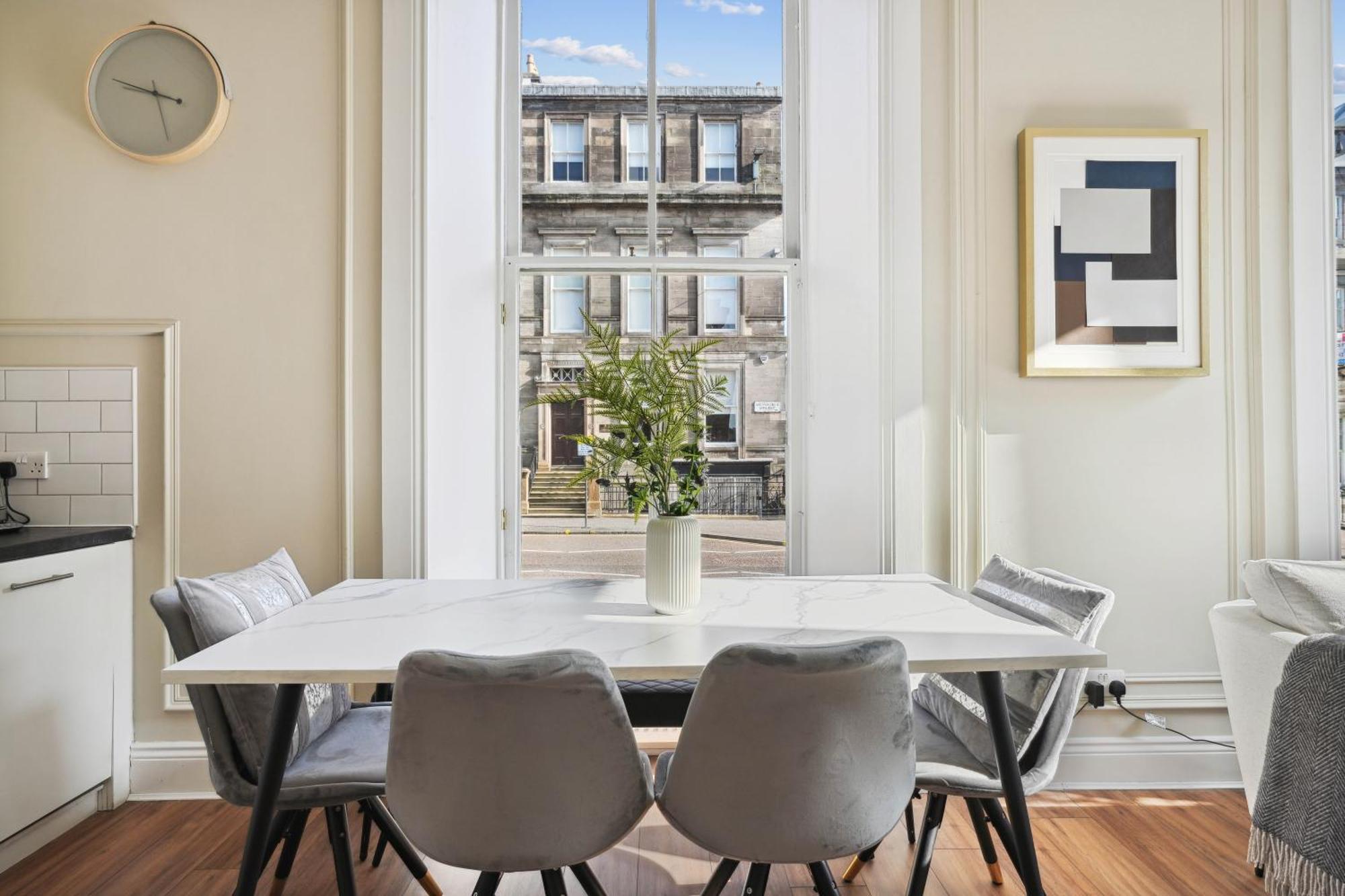 Elegant 2 Bed Blythswood *