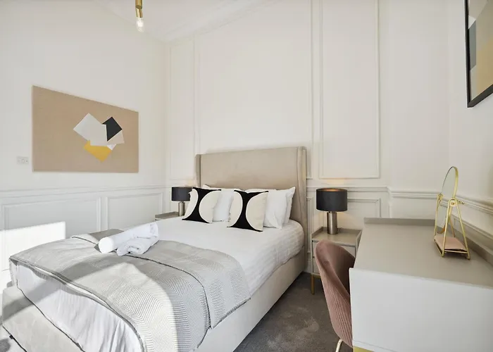 Elegant 2 Bed Blythswood Apartment